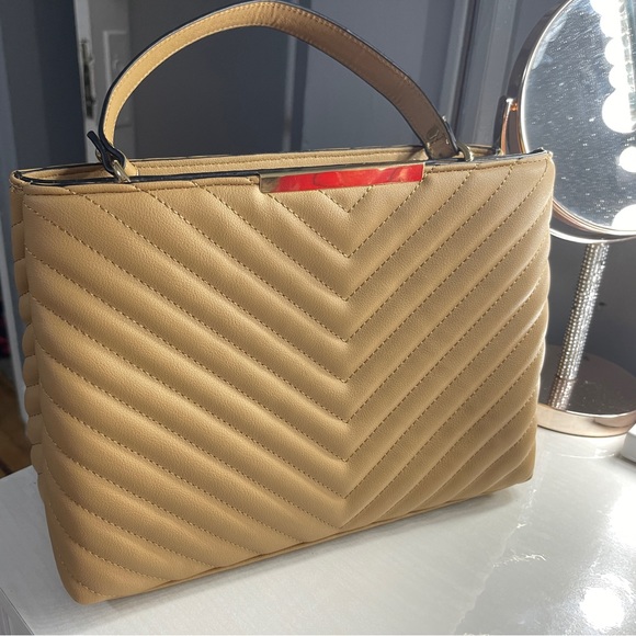 it also has a strap if you want to make it longer and fit on your shoulder - Picture 1 of 7